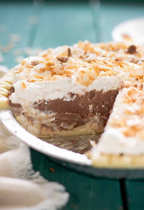 Chocolate Coconut Cream Pie has a layer of smooth and creamy chocolate, sweet and dreamy coconut and topped with whipped cream, toasted coconut and more chocolate! It's decadent, rich and sinfully delicious! Chocolate Coconut Cream Pie, Coconut Cream Pie Bars, Coconut Cheese, Strawberry Blondie, Chocolate Cream Pie Recipe, Coconut Milk Chocolate, Coconut Custard Pie, Chilled Desserts, Coconut Pie