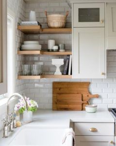 How Floating Shelves are a Great Interior Design Solution | Talie Jane Interiors Corner Kitchen Cabinet Ideas, New Build Kitchen, Kitchen Dressers, Minimalistic Kitchen, Log Home Kitchens, Kitchen Room Decor, Free Standing Kitchen, Primary Bed, Main Kitchen