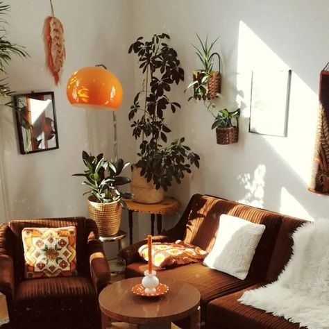 Lauri's vintage snaps on Instagram: "🌼favorite place: my living room! It's so cozy, just sitting on the sofa atm, watching the Robbie Williams documentary on Netflix and having a Christmas tea.🌼 #70s #vintagelover #vintage #70smodel #70sgirl #truevintage #original70s #vintagelove #70sclothing #70sfashion #70sinteriors #interiordesign #interior #retro #retrolove #70sretro #midcenturymodern #midcentury #spaceage #retrowallpaper #70swallpaper #retrohome #midcenturyhouse #70sdecor #midmod #vintagechairs #livingroom #70saesthetic #70sinspired #eclecticdecor" 70s Sitting Room, 70s Living Room Ideas, Cozy 70s Living Room, 70s Themed Living Room, Cozy Retro Living Room, 70s Boho Living Room, Vintage 70s Living Room, 70s Home Decor 1970s Interior Design, 70s Home Aesthetic