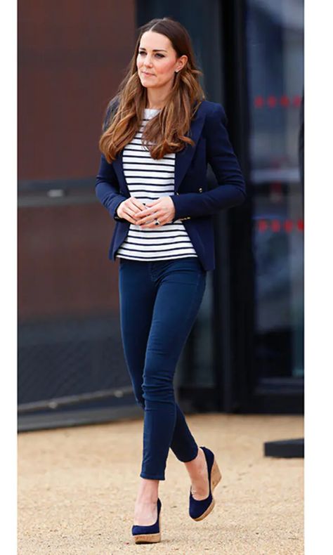 Kate Middleton style: The Duchess of Cambridge wearing jeans, sweatpants - Photo 8 Kate Middleton Jeans, Kate Middleton Stil, Perfect Winter Outfit, Middleton Style, Winter Jeans, Kate Middleton Style, Mode Inspo, Style Mistakes, Outfits Casual