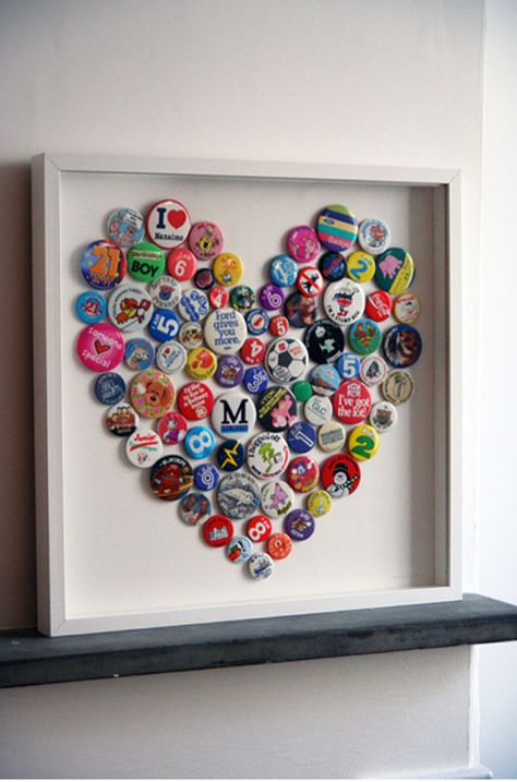 I have a couple pins of this style.  It would be fun to collect 100 and set them up in a shadow box. Alameda Flea Market, here I come. فن الرسم بالمسامير, Bottle Cap Art, Bottle Cap Crafts, Beer Caps, Heart Pictures, Diy Bottle, Button Art, Button Badge, Button Crafts