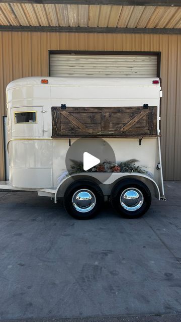 Storm Trailers ⚡️ Mobile Bars on Instagram: "We love a good transformation video.⚡️ Horse trailer turned mobile bar. The off-white (bone) color with the gold trim & medium stain is just 😚🤌 #renovatedhorsetrailer #mobilebusiness #horsetrailerbar #convertedhorsetrailer #coffeecart" Drink Trailer Ideas, Mobile Bar Trailer Interior, Horse Trailer Interior Remodel, Mobile Bar Trailer, Video Horse, Horse Trailer Bar, Converted Horse Trailer, Mobile Bar Cart, Trailer Renovation