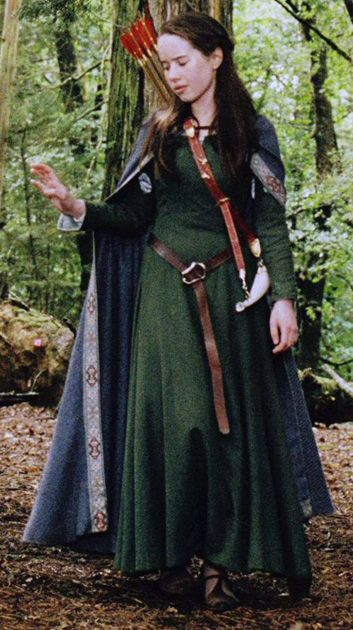 Susan the archer in an appropriate woodland dress. Narnia Outfits, Archery Costume, Narnia Costumes, Fest Outfits, Medieval Costume, Medieval Clothing, Medieval Dress, Chronicles Of Narnia, Fantasy Costumes