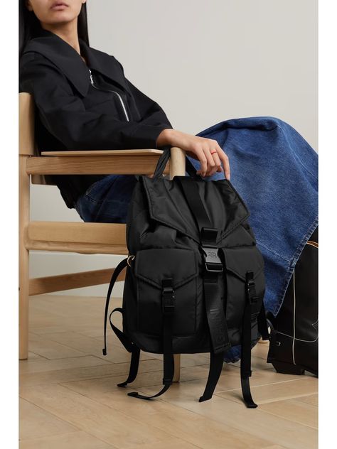 Women Backpack Outfit, Backpack Office Outfit, Backpack Product Photography, Backpack Outfits Women, Bagpack Outfit Style, Backpack Pose, Backpack Style Outfits, Black Backpack Outfit, Stylish Backpacks For Women