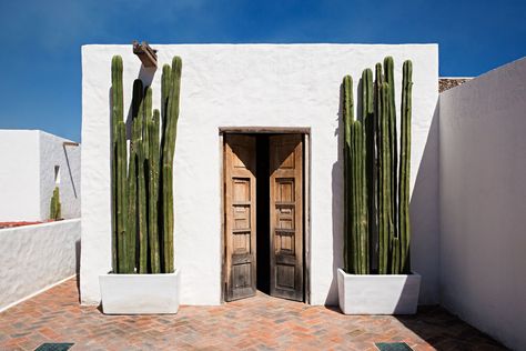 This Uber-Minimalist Home in Mexico Actually Has a 400-Year-Long History - Architectural Digest Framing Doorway, Adobe Home, Mexico House, Adobe House, Casas Coloniales, Desert Homes, Minimalist Architecture, Spanish Style, Architectural Design