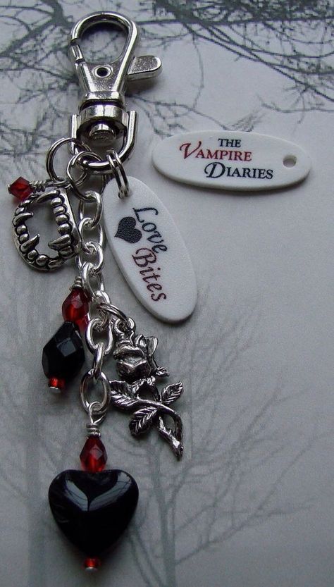 Vampire Diaries Jewelry, Boho Charm Bracelet, Vampire Diaries Fashion, Diary Diy, Vampier Diaries, The Vampire Diaries 3, Vampire Diaries Quotes, Grunge Jewelry, Keychain Purse