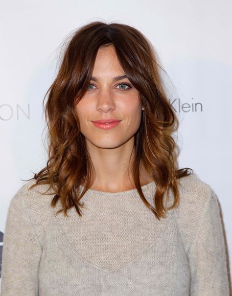 Alexa Chung 2014, Alexa Chung Haircut, Dress Like Taylor Swift, Alexa Chung Hair, Casual Shift Dress, Face Framing Hair, Alexa Chung Style, Make Up Inspiration, Shift Dresses