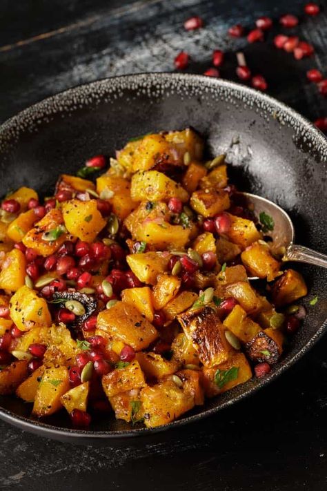 Roasted butternut squash salad with pomegranate seeds is a must-try fall salad or holiday side dish. A simple to make healthy salad. #fallsalad #butternutsquash #healthysalad #pomegranate Butternut Squash Salad Recipes, Thanksgiving Salad, Butternut Squash Salad, Squash Salad, Roasted Pumpkin Seeds, Roasted Squash, Autumn Salad, Holiday Side Dishes, Fall Dinner