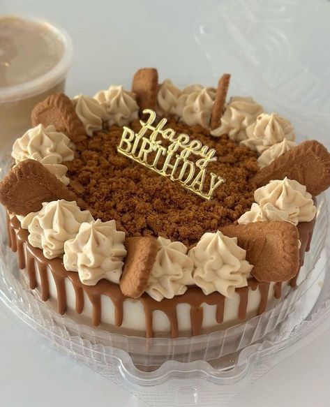 Lotus biscuit b'day cake Lotus Birthday Cake, B Day Cake Ideas, Lotus Biscoff Cake, Lotus Cake, Idea Cake, Lotus Biscuits, Biscuit Pudding, Biscoff Cake, B Day Cake