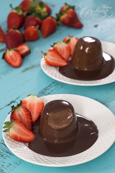 Chocolate Panna Cotta is an eggless dessert that is easy to prepare and totally irresistible. It is a smooth, silky, creamy chocolaty dessert, perfect to end any meal. Strawberry Macaron, Chocolate Panna Cotta, Panna Cotta Recipe, Macaron Cake, Eggless Desserts, Italian Pastries, Chocolate Souffle, Creamy Desserts, Vanilla Chocolate