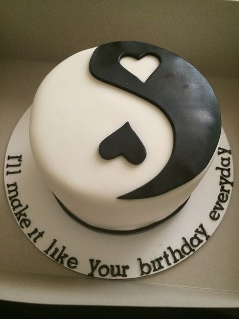 Ying Yang Birthday Cake, Ying Yang Cake Ideas, Ying Yang Cake, Yin Yang Cookies, Yin Yang Cake, Yin Yang Candle, Yin And Yang Candle, Birthday Cale, Pull Apart Cupcake Cake