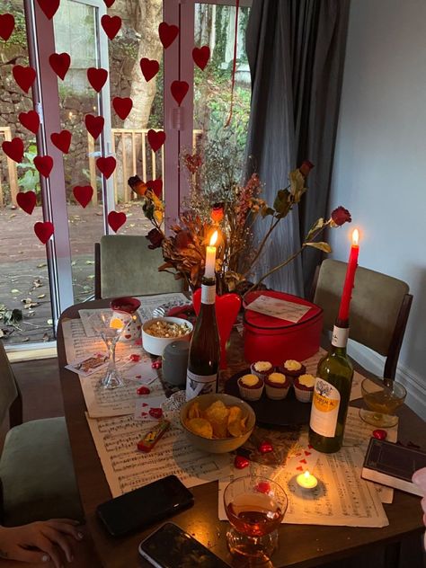 Cute Valentines Day Aesthetic, Valentines Aesthetic Decor, Galantines Aesthetics, Coquette Date Ideas, Lana Del Rey Dinner Party, Valentines Coquette Aesthetic, Date Decoration Ideas, Valentine's Day Date Ideas, Valentines Night In Ideas