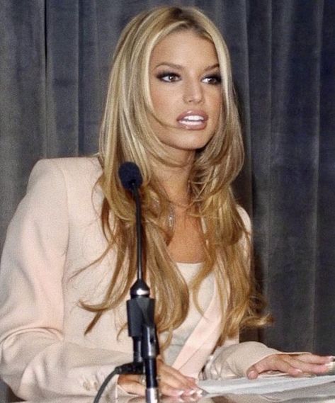 2000s Makeup Looks, Jessica Simpson Hair, 2000s Hair, Bombshell Makeup, Jessica Simpson Style, Kei Visual, The Nerve, Dyed Hair Inspiration, Blonde Hair Looks