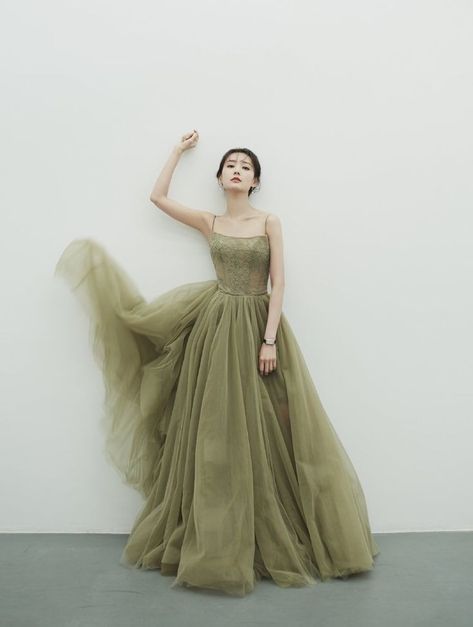 Green Bridal Dress, Sage Green Gown, Green Formal Gown, Olive Green Prom Dress, Sage Green Prom Dress, Prom Dress Green, Sateen Dress, Li Yitong, Prom Dress Inspiration