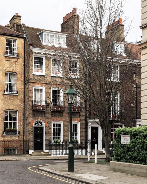 Cosy London Flat, London Townhouse Aesthetic Interior, London Townhouse Aesthetic, London Home Aesthetic, London Apartment Exterior, London Home Exterior, Edinburgh Townhouse, Townhouse London, Sam Ryder