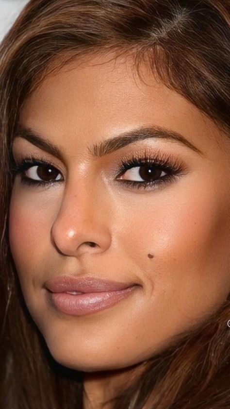 Eva Mendes Eva Mendes 90s, Eva Mendes Makeup, Eva Mendes Style, Eva Mendes Hair, 2000s Makeup Looks, Eva Longoria Style, Kendall Jenner Hair, Eva Mendez, Celebrity Faces