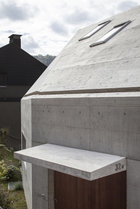 Gallery of Houses Alte Hofstetterstrasse / Beck + Oser Architekten - 12 Architectural Canopy, Precast Concrete Facade, Concrete Canopy, Wooden Trim, School Material, Ceiling Texture, Concrete Coatings, Concrete Houses, Concrete Facade