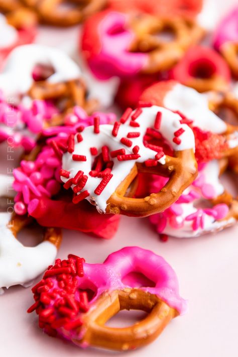 These easy Valentine Pretzels come together quickly and are the perfect make-ahead Valentine's Day sweet treat. Pretzel Candy Recipes, Easy Valentines Snacks, Chocolate Pretzels Recipe, Decorated Pretzels, Pretzel Treats, Valentines Snacks, White Chocolate Candy, Valentine Treat, Easy Treat