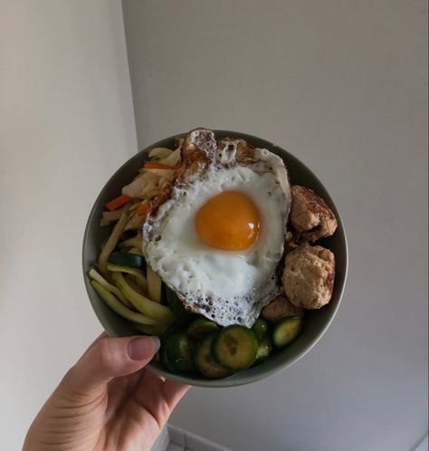 Korean bibimbap #bibimbap #korean #koreanfood #recipe Bibimbap Aesthetic, Wellness Foods, Vegan Bibimbap, Korean Bibimbap, Wellness Recipes, Korean Food, Nom Nom, Drinks, Ethnic Recipes