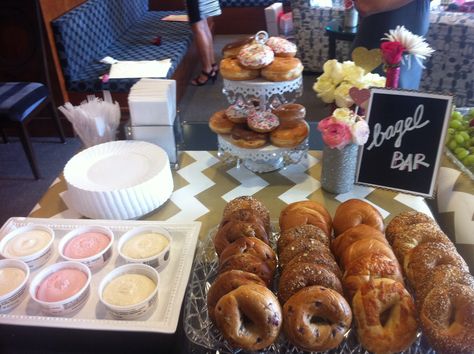 Bridal shower brunch... don't think we need big bagels but maybe we could look for different flavored mini bagels with the variety of cream cheese Football Breakfast, Heather Ideas, Teacher Appreciation Breakfast, Bridal Brunch Food, Groom Suite, Bagel Bar, Cocoa Party, Mini Bagels, Food Bars