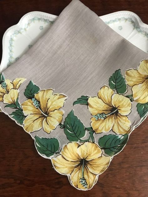 Floral Designs For Fabric Painting, Floral Fabric Painting, Fabric Painting Flowers, Handkerchief Painting, Handkerchief Design, Flower Handkerchief, Fabric Paint Shirt, Floral Handkerchief, Saree Painting Designs