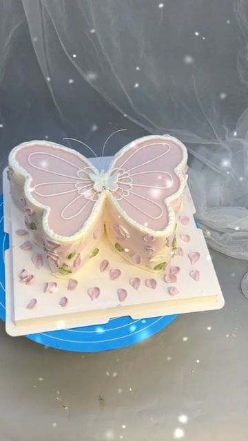 Butterfly Shaped Cake, Butterfly Cake Design, Butterfly Theme Cake, Cake Designs For Girl, Cake Designs For Kids, Unique Cakes Designs, Small Birthday Cakes, Butterfly Birthday Cakes, Unique Birthday Cakes