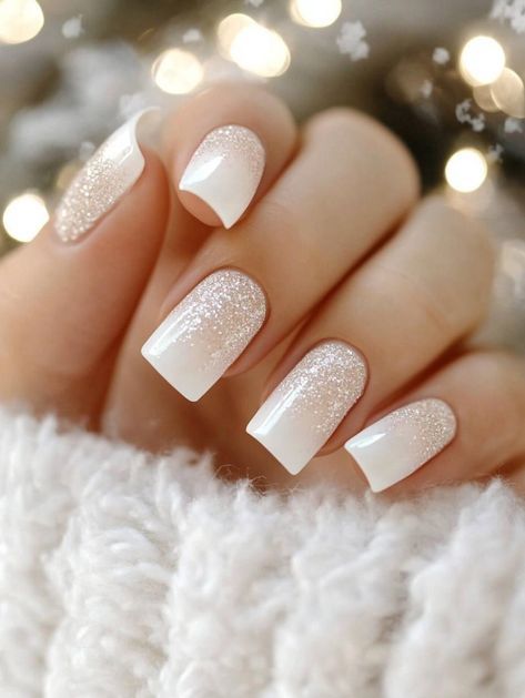 New Years Nail Ideas Dip Powder, Nails Design Ideas Christmas, Holiday Nails White And Gold, Glitter Nails Ombre Sparkle, Short Acrylic Nails December, White Christmas Manicure, Nails Art For Christmas, Gel Nails Christmas Ideas, Gold And White Nails Christmas