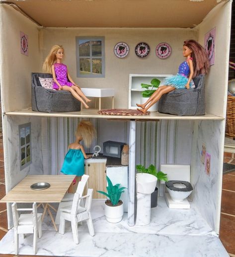 DIY Barbie dolls house, using cardboard and a glue gun Cardboard Dollhouse, Carton Diy, Diy Barbie House, Doll Furniture Diy, Diy Barbie Furniture, Cardboard Frame, Doll House Plans, Barbie Kitchen, Barbie Doll House