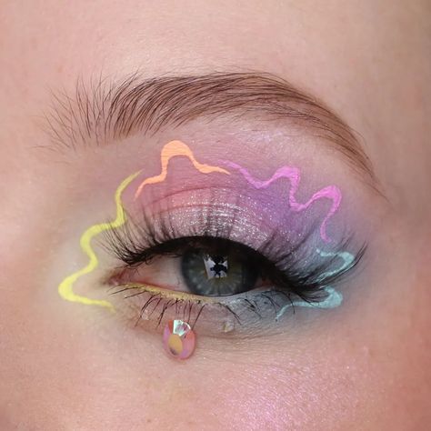 Color Eyeliner Makeup, Color Eyeliner, Vampire Bride, Cute Eye Makeup, Graphic Makeup, Magical Makeup, Rave Makeup, Eye Makeup Pictures, Ethereal Makeup