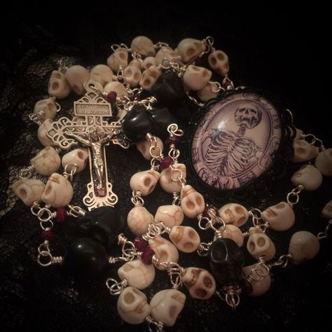 Bracelets Goth, Skull Rosary, Memento Mori Skull, Pale Horse, Dollar Store Halloween, Goth Accessories, Crystal Castle, Momento Mori, Baby Pink Aesthetic