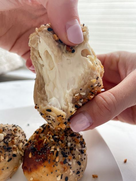 High Protein Cream Cheese Stuffed Everything Bagel Bites — Taylor Likes Protein Cream Cheese, Greek Yogurt Dough, Everything Bagel Bites, Yogurt Dough, Snack Easy, Everything Bagel Seasoning, Bagel Bites, Prep Breakfast, Bagel Cream Cheese