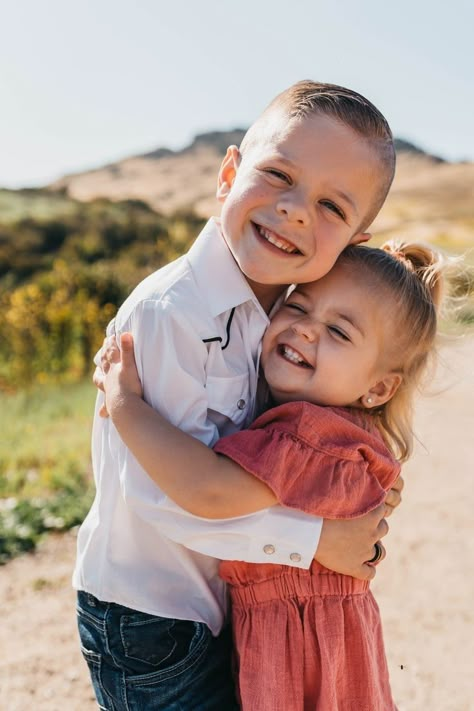 Brother And Sister Outdoor Photoshoot, Sibling Photography Poses Two, Spring Sibling Photoshoot, Fall Family Of 4 Photos, Little Siblings Photoshoot, Toddler Siblings Photoshoot, Young Sibling Photography Poses, Older Siblings Photoshoot, Siblings Photoshoot Kids