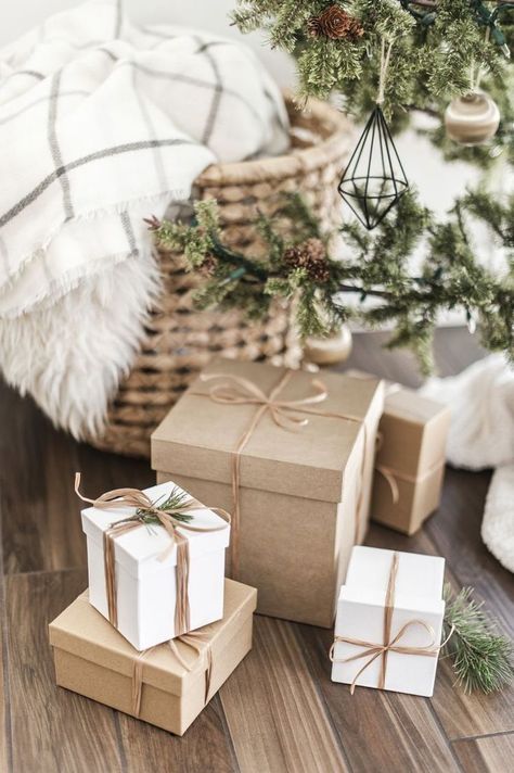 Romanticise Winter, Brown Christmas Aesthetic, Christmas Gift Photography, Atmosphere Aesthetic, Gifts Photography, Christmas Shoot, Firefly Serenity, Gift Guide For Him, Christmas Hamper