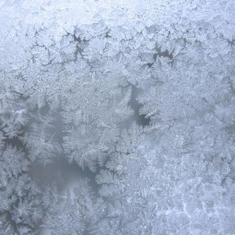 Epsom salts crystallizing on a window resemble ice crystals. Mod Podge On Glass Window, Frosted Window Diy, Window Screen Ideas, Diy Frosted Glass Window, Frosted Glass Texture, Painting On Glass Windows, January Decorations, Magical Paintings, Frosted Glass Window