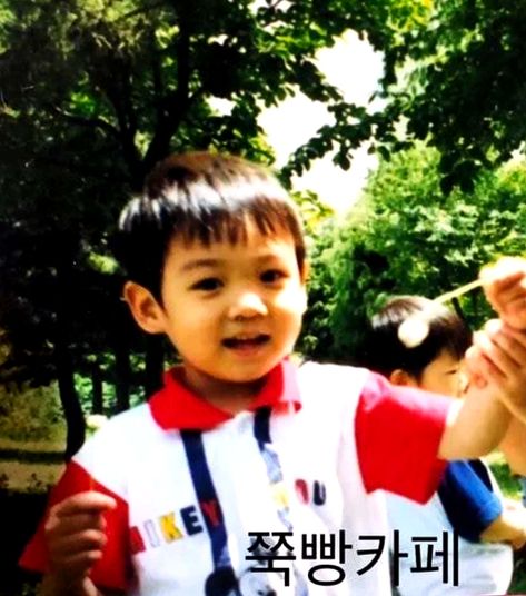 Baby Jungkook - 3 yrs old Old Yearbooks, Jungkook Predebut, Bts Predebut, Devon Aoki, Steve Aoki, Jungkook Cute, Jung Kook, Foto Jungkook, Bts Book