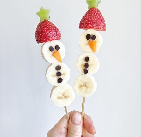 Christmas Snack - Snowman Kabobs Snowman Fruit Kabobs, Winter Wonderland Fruit Tray, Snowman Christmas Party Theme, Snowman Kabobs, Snowman Party Food, Preschool Cooking, Theme Snack, Snowman Treats, Winter Wonderland Birthday Party