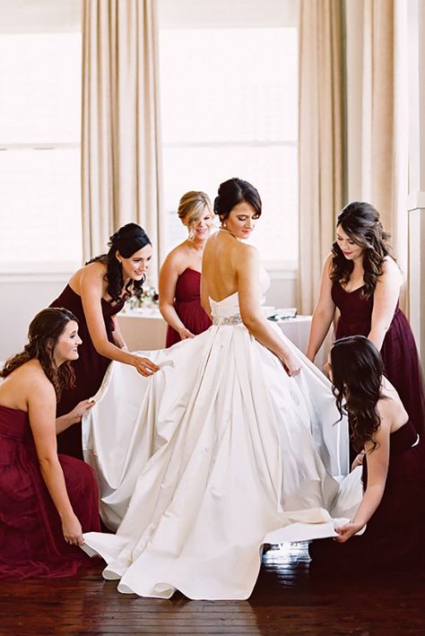 wedding entourage photo 14 Wedding Photography Bridal Party, Bridesmaid Poses, Wedding Entourage, Group Of Women, Wedding Picture Poses, Bridesmaids Photos, Wedding Photography Tips, Artistic Wedding, Bridal Party Photos