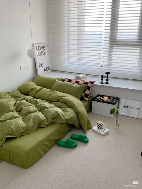 Futon Bedroom Aesthetic, Futon Bedroom Ideas Small Spaces, Futon Bedroom Ideas, Futon Bed Ideas, Futon Bedroom, Futon Bed, Bedroom Decor Design, Minimalist Room, Room Design Bedroom