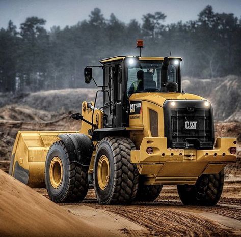 Caterpillar Bulldozer, Id Photos, Front End Loader, Truk Besar, Benz Suv, Forklift Training, Earth Moving Equipment, Equipment Operator, Heavy Equipment Operator