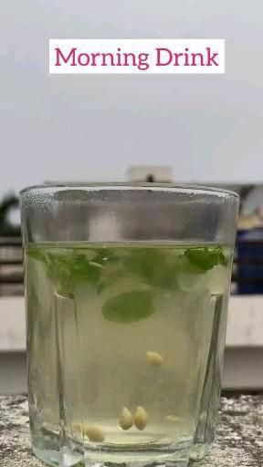 Skin Drinks, Fat Burning Tea, Banana Drinks, Detox Water Recipes, Morning Drinks, Belly Fat Burner Drink, Healthy Drinks Recipes, For Glowing Skin, Fat Burner Drinks