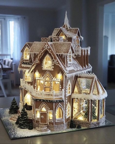 Gingerbread House Ideas Castle, Architectural Gingerbread House, Woodsy Gingerbread House, Complex Gingerbread House, Intricate Gingerbread House, Gingerbread House Big, Insane Gingerbread Houses, Gingerbread House Fancy, Gingerbread House Architecture