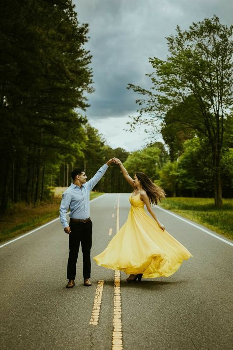 Couple Story, Yellow Formal Dress, Prom Photography Poses, Couple Prom, Yellow Prom Dress, Engagement Posing, Prom Pictures Couples, Dress Couple, Yellow Prom