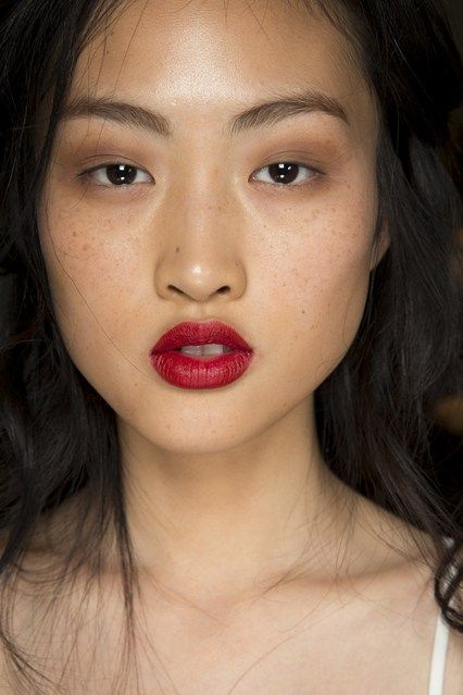 red lip + taupe eye Jing Wen, Lipstick Looks, Red Lipstick Looks, Beauty Uniforms, Lipstick Dark Red, Best Red Lipstick, Bright Red Lipstick, Artist Makeup, Runway Beauty