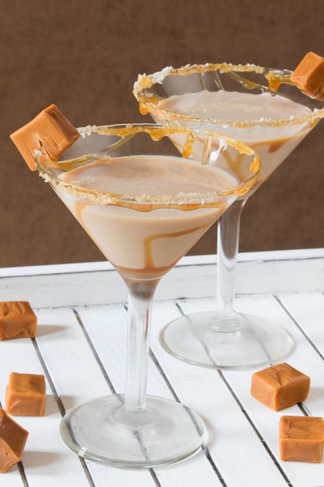 If you can resist a Salted Caramel Martini, you have an amazing amount of willpower. Baileys Cocktail, Salted Caramel Martini, Caramel Martini, Baileys Cocktails, Cocktail Garnishes, Martini Party, Salted Carmel, Booze Drink, Caramel Vodka