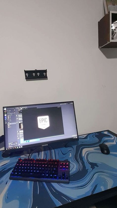 Small Room Setup, Study Snaps Ideas, Messy Bedroom, Gaming Desk Setup, Setup Gamer, Computer Desk Setup, Desktop Setup, Cute Bedroom Ideas, Bedroom Setup