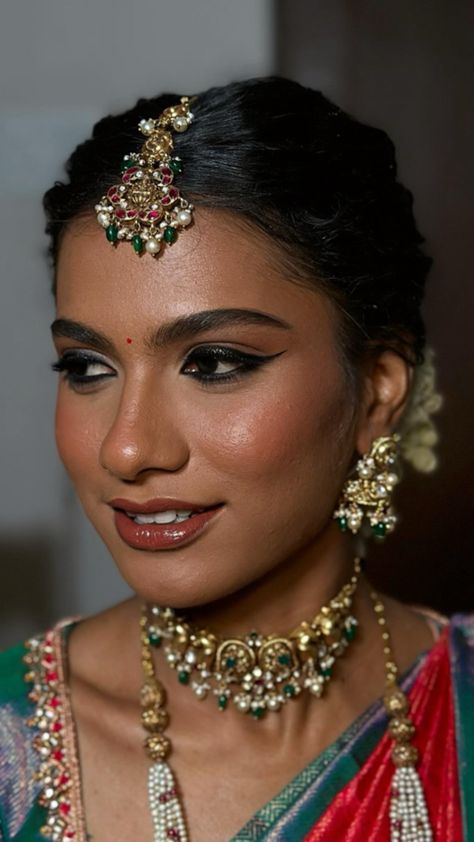 Dusky Skin Makeup Indian Bride, Indian Bridesmaid Makeup, Brown Bridal Makeup, Reception Look Bride Indian, Minimal Bridal Makeup, South Indian Bridal Makeup, Mehendi Makeup, South Indian Makeup, Indian Skin Makeup