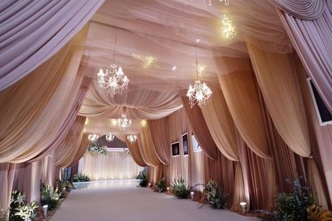 Tenda Nikahan, White Mandap, Wedding Walkway, Wedding Tent Decorations, Reception Stage Decor, Wedding Ceiling, Wedding Hall Decorations, Greenery Wedding Decor, Minimalist Wedding Decor