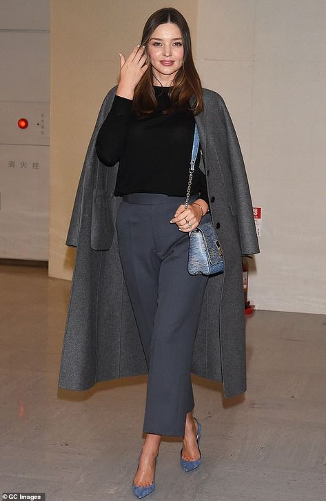 Miranda Kerr Outfits, Narita Airport, Miranda Kerr Style, Older Women Fashion, Doutzen Kroes, Women Fashion Edgy, Miranda Kerr, Winter Mode, Jeddah