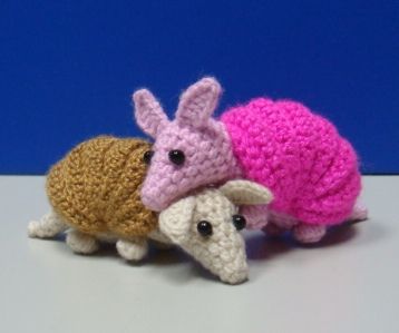 roll up armadillos...I've got this pattern I really must get some made Crochet Roll Up Armadillo Free Pattern, Armadillo Crochet Pattern Free, Crochet Armadillo, Cute Armadillo, Armadillo Template, Armadillo Embroidery, Crochet Animal Patterns, Diy Crochet Projects, Crochet Applique