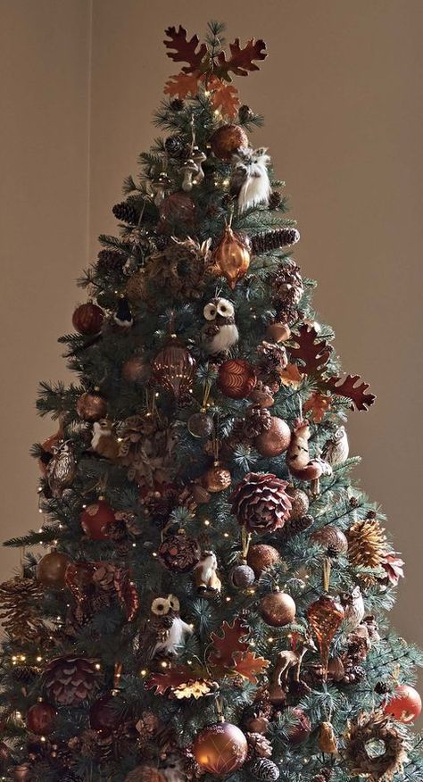 Autumn Christmas Tree, Woodland Christmas Tree, Christmas Tree Drawing, Alternative Christmas, Gold Christmas Decorations, Christmas Tree Inspiration, Woodland Christmas, Rustic Christmas Tree, Beautiful Christmas Trees